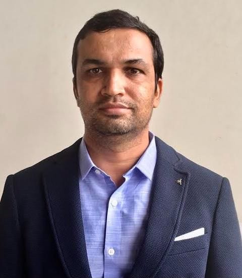 Dr. Thyagaraj, senior plastic surgeon at Derma Solutions